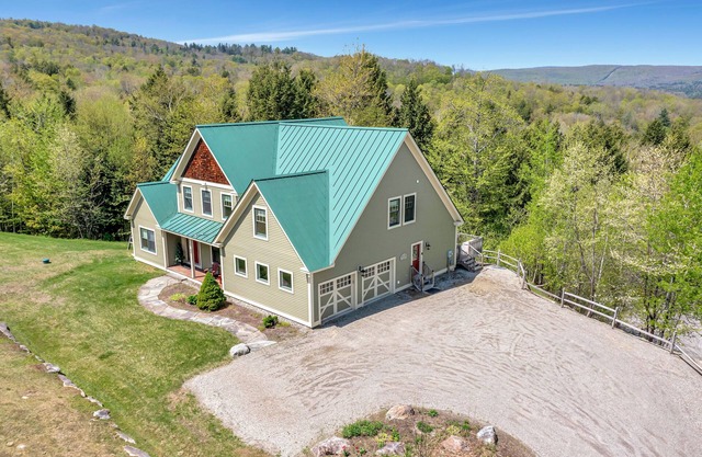 Stratton; 4 min! Shuttle, King Beds, Hot Tub, 2 FP