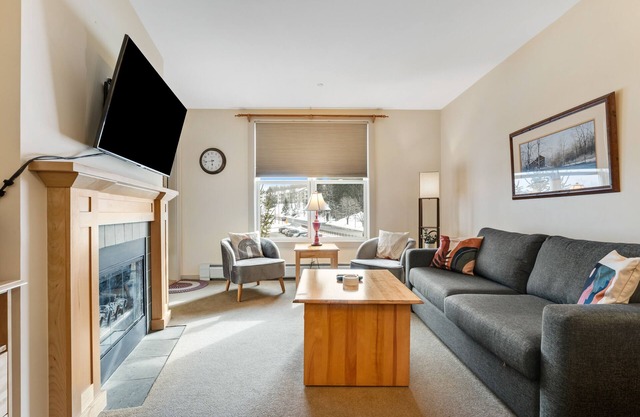 Stratton Mountain Condo with Shared Pool, Hot Tubs, and Sauna - Walk to Lifts