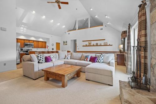 Stratton's Crown Point Mountain Views, Top Floor newlly furnished