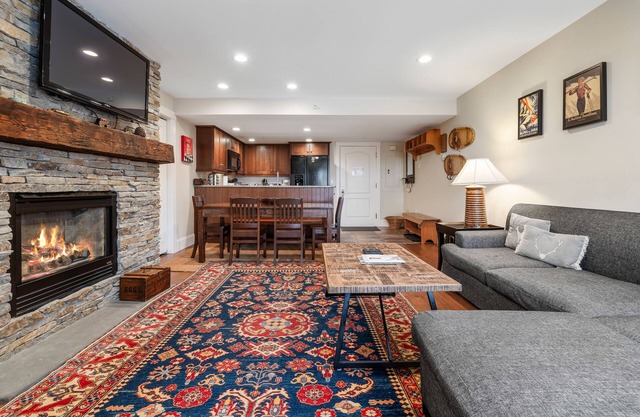 Stratton Slopeside Condos at The Landmark! 400 FEET TO LIFT!