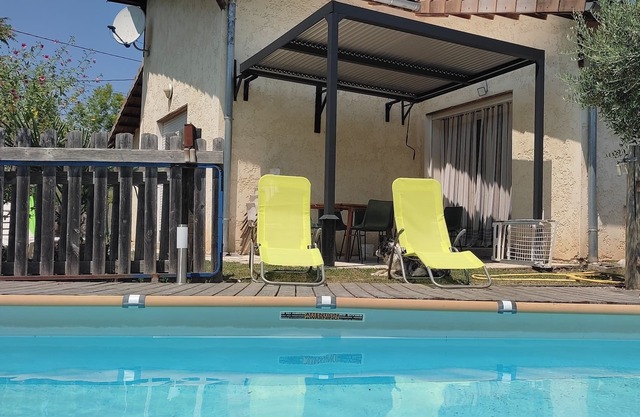 Straw house, peaceful setting in the heart of southern Ardèche, sleeps 6