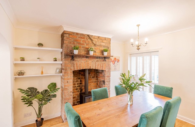 Strayside Cottage Harrogate. Dog friendly. 5 min walk hospital. 15 min walk town