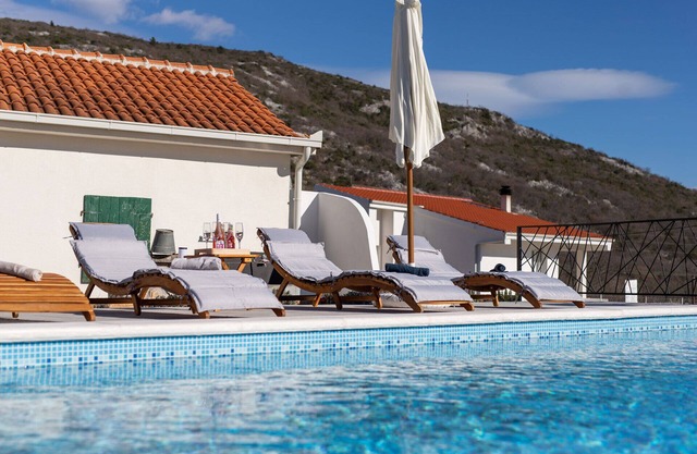 Strize - 3-bedroom & 3-bathroom house with pool