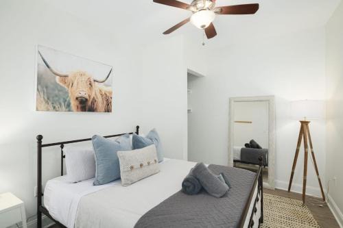 Stroll to Main St: 2BR on the Park