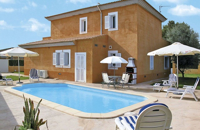 Stunning private villa for 12 people with A/C, private pool, WIFI, TV and terrace