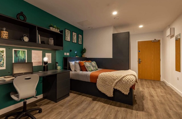 Student Only Elegant Ensuite Room