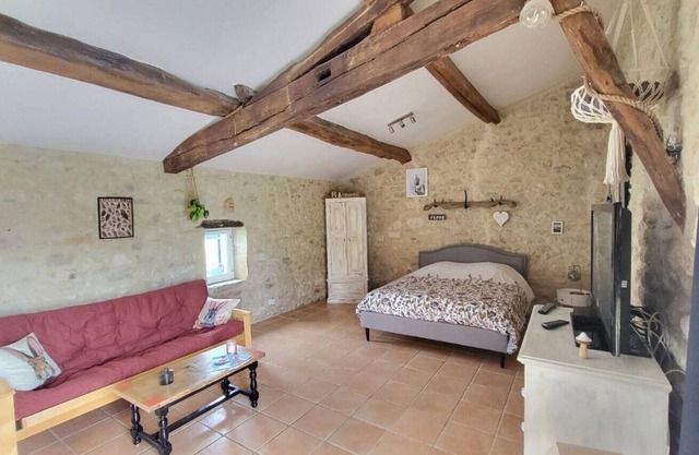 Studio Apartment 'De La Hulotte' with Shared Pool, Wi-Fi and Air Conditioning