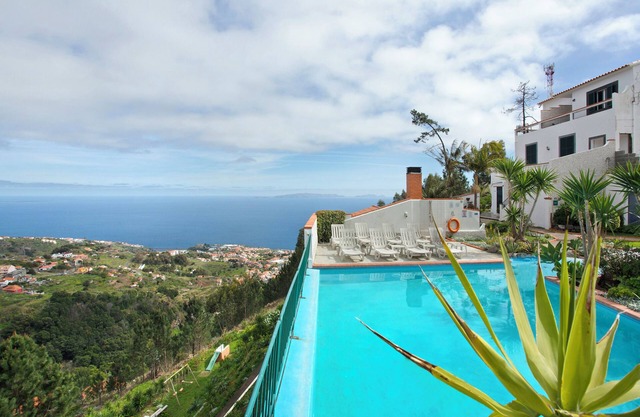 Studio Apartment 'Mountain' with Sea View, Shared Pool and Wi-Fi