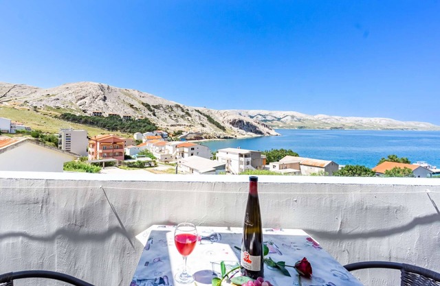 Studio-Apartment with sea view, free parking, safe, Netflix