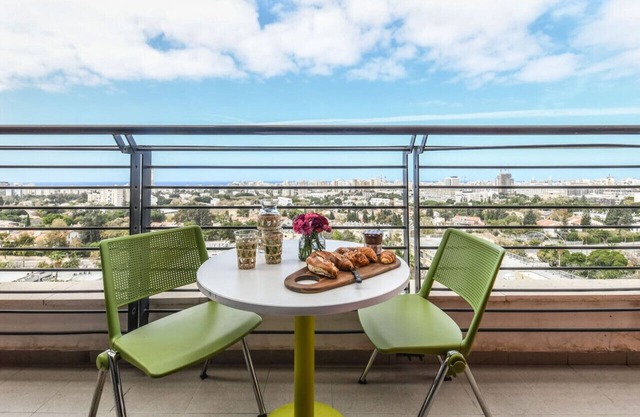 Studio apt w balcony and Kitchen
