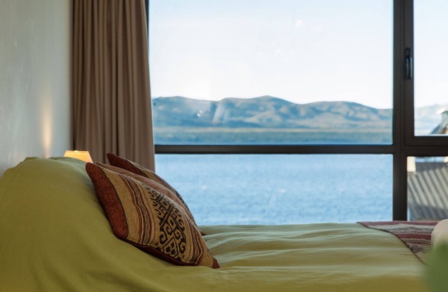 Studio apartment overlooking the lake and the mountains bright