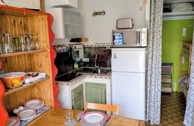 Studio cabin 150m from the beach with no street to cross Pets allowed