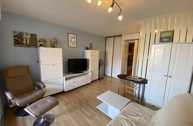Studio cabine à 200m de la plage avec piscine, tennis et parking privé - FR-1-413-203