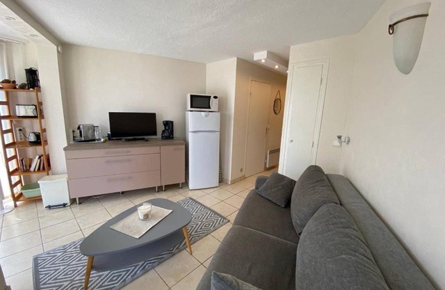 Studio Cabine 4 Pers avec Terrasse, Face Mer, Accès Direct Plage, Proche Commerces et Parc Aqualand - FR-1-81-600