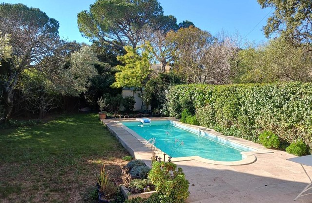 studio charmant et calme villeneuve les avignon entrée et cour indépendantes climatisation piscine parking