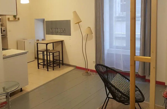 Studio cosy neuf dans village médieval