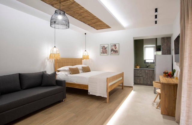 Studio 'Elfam City Suite A' with Shared Terrace, Wi-Fi and Air Conditioning