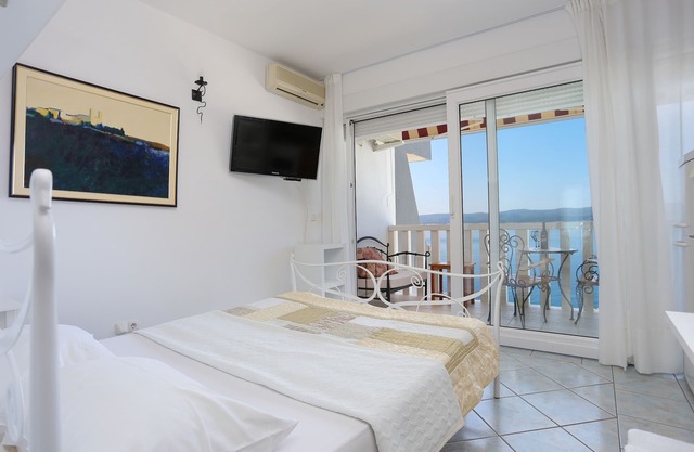 Studio flat with terrace and sea view Lokva Rogoznica, Omiš (AS-13226-a)