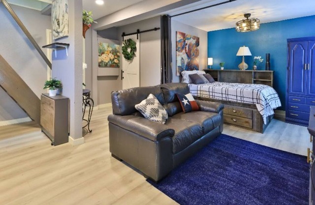 Studio Loft 1br/1ba Hot Tub Hideaway, Hot Tub, Firepit, Deck, Outdoor Dining