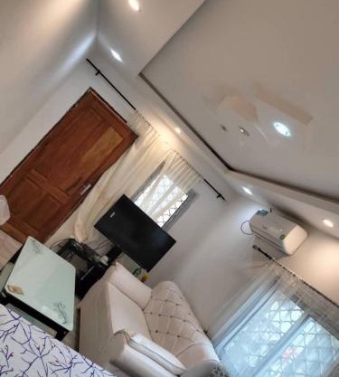 Studio moderne où tout est Neuf, Cuisine, Couvert,ClimatiséWifi haut débit , Smart TV à bertoua