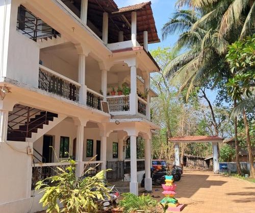 Studio Peaceful Path R-5 by Mukund Sadan Arambol