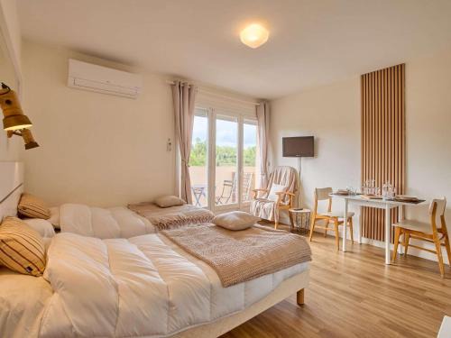 Studio rénové et climatisé avec balcon pour 2 personnes - FR-1-841-24
