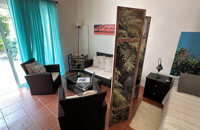 Studio Sleeps 2 with Free Parking