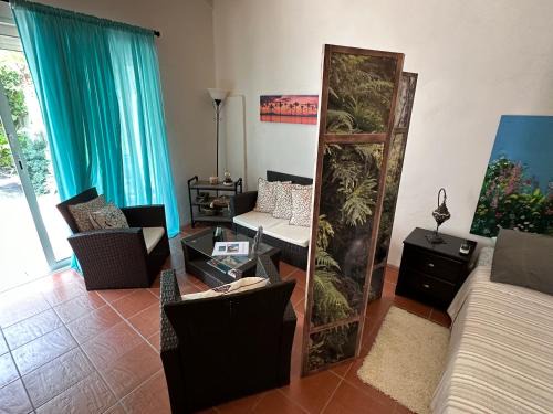 Studio Sleeps 2 with Free Parking