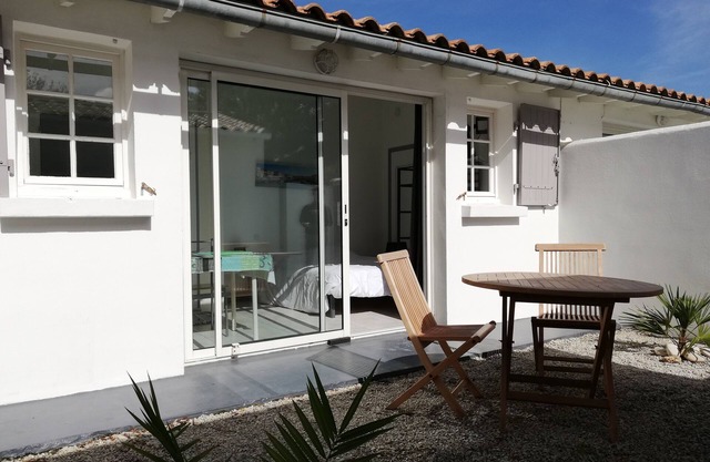 studio type cottage for 2 people, private patio and heated pool