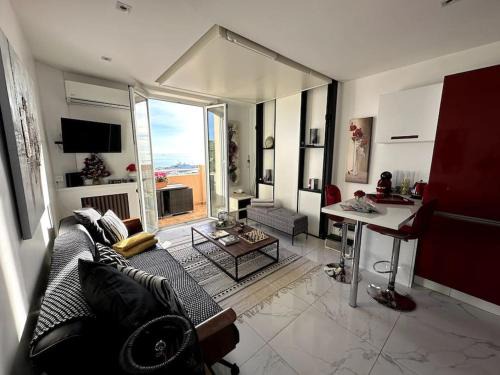 Studio VUE MER IMPRENABLE PLEIN SUD à GOLFE JUAN