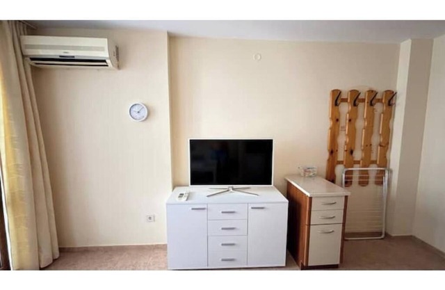 Studio with pool view #7