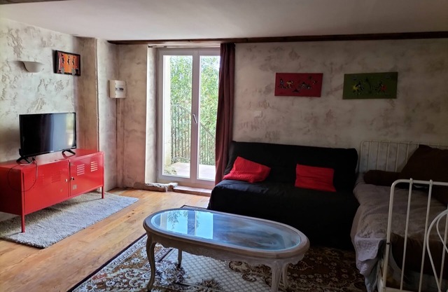 Studio with summer pool in small village in Dordogne