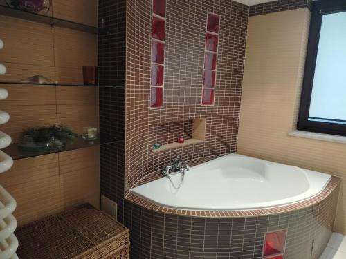 Studio z dwiema sypialniami i prywatną łazienką z wanną