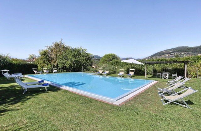 Stunning villa for 20 guests with private pool, A/C, WIFI and TV, close to Lucca