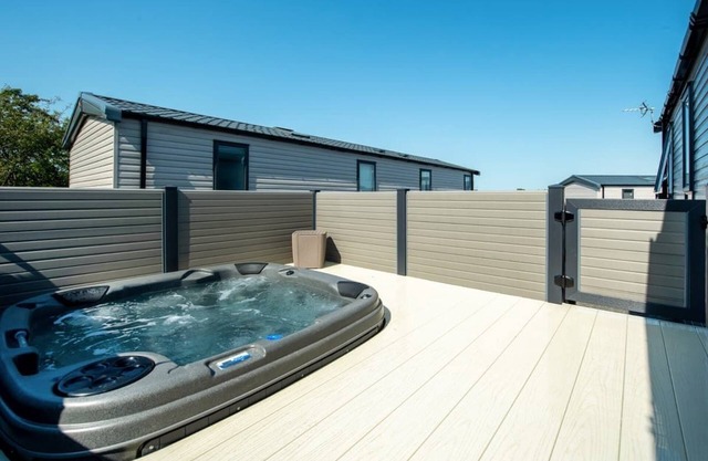 Stunning 13ft-wide holiday home with one double with en-suite shower and one twin.