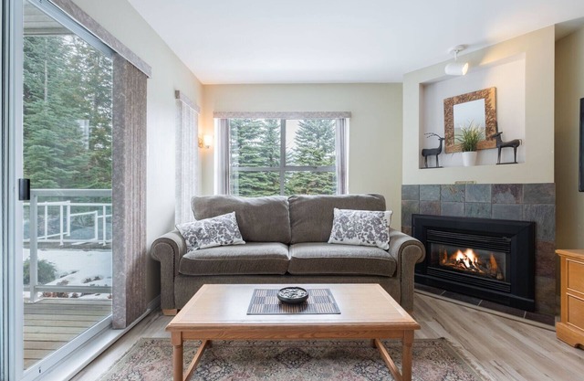 Stunning 2 BDR | Steps to Blackcomb | Free Parking | Shared hot tub