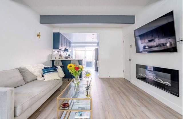 Stunning 2 bedroom townhouse w/pool + jacuzzi! 5 mins from beach!