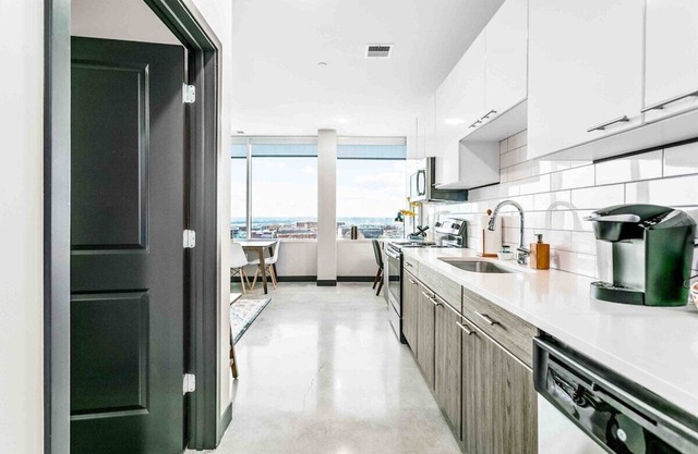 Stunning 2BR Downtown Walk to River Market+P&L
