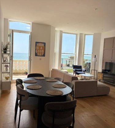 Stunning 3 Bed Apartment with Seaview