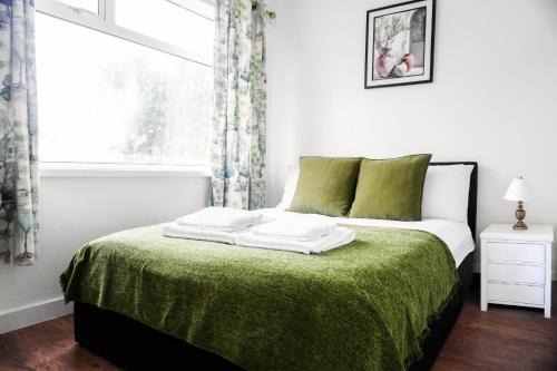Stunning 3-Bedroom Home, Near Etihad Stadium and Coop Live Arena, Sleeps 7