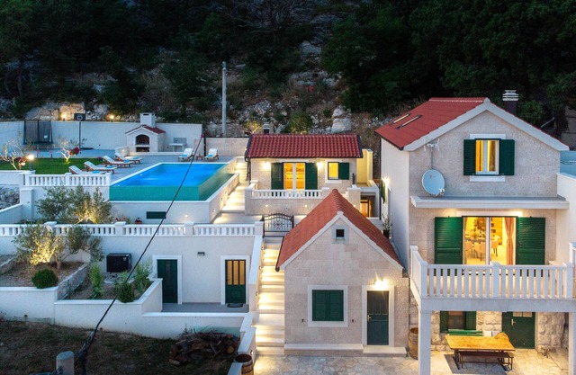 Stunning 3BD Villa with Infinity Pool and Landmark View