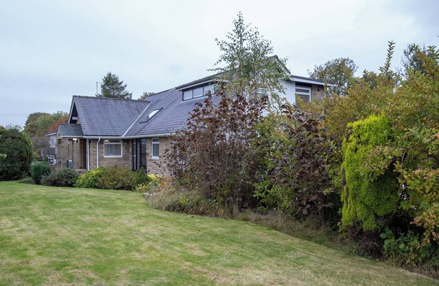 Stunning 5-Bedroom Retreat with Bar, Hot Tub, and Expansive Garden