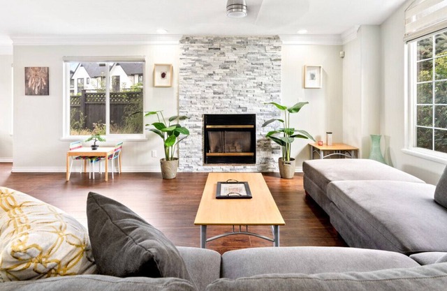 Stunning and Spacious 6-Bedroom Retreat w/ Jacuzzi