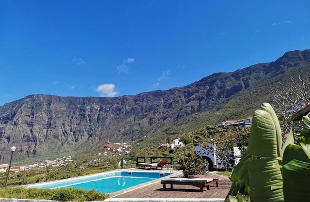 Stunning apartment with sea and mountain views, tennis, and WiFi