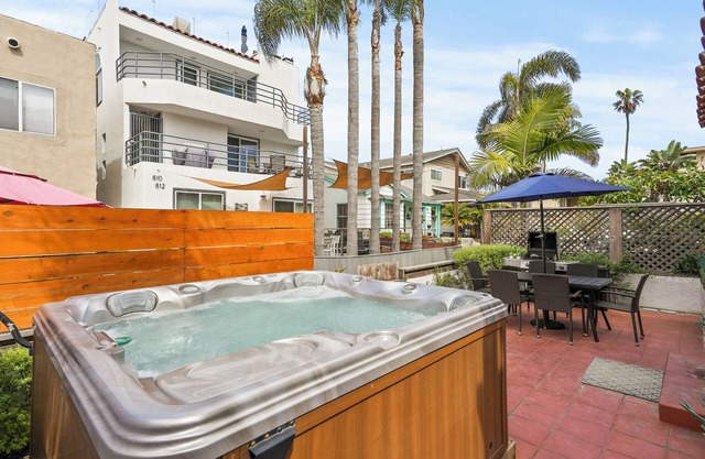 Stunning Beach Home with Stunning Rooftop, Parking, Spa, AC & Bay Views