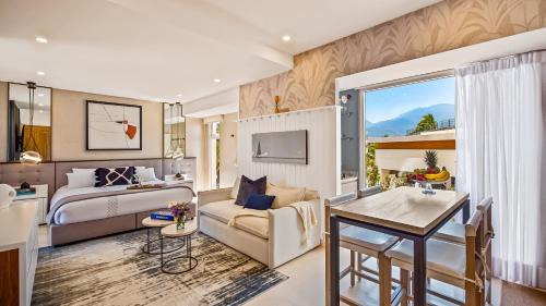 Stunning Beachfront Condo - Sea Views & Pools