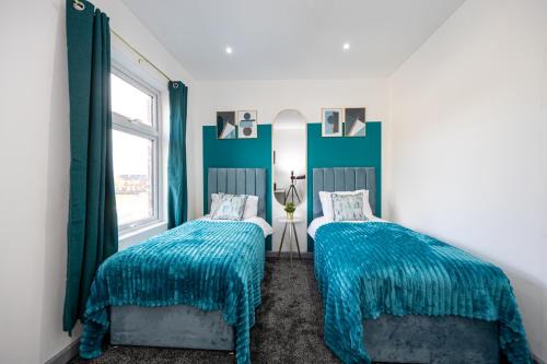 Stunning Bolton Abode - Cinema Experience - Parking