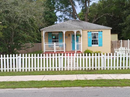 Stunning bright airy cottage minutes from Navy Base family friendly pet friendly no pet deposit