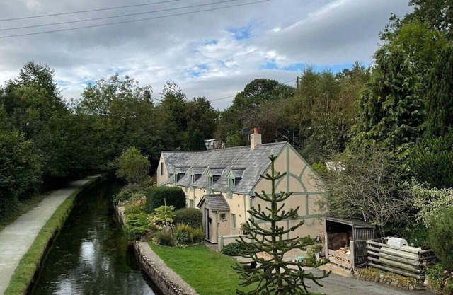 Stunning Canal Side Cottage in Llangollen.
