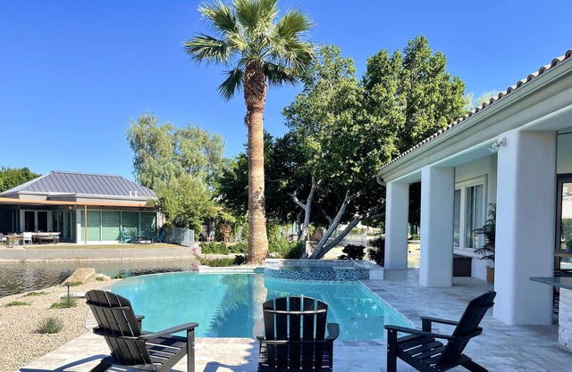 Stunning Chandler Lakefront Home Golf/ Private Pool and Hot Tub